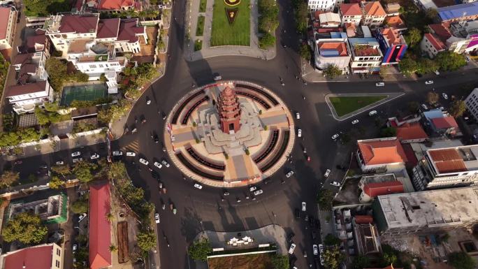 柬埔寨金边市标志性的独立纪念碑上空的无人机镜头。环岛周围的静态录像和交通状况