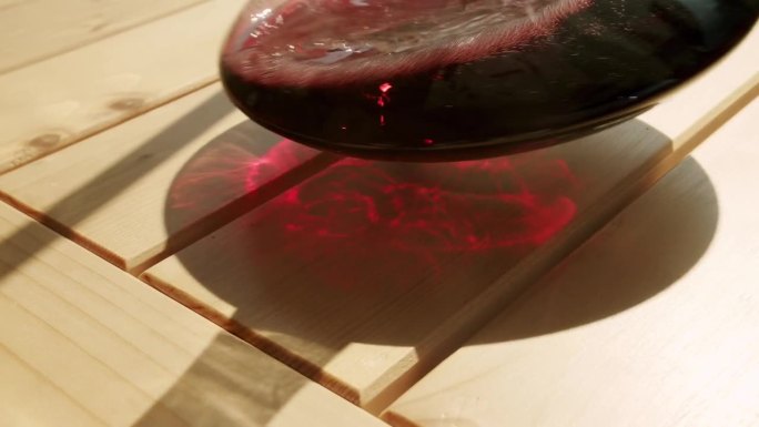 特写玻璃透明醒酒器与红葡萄酒