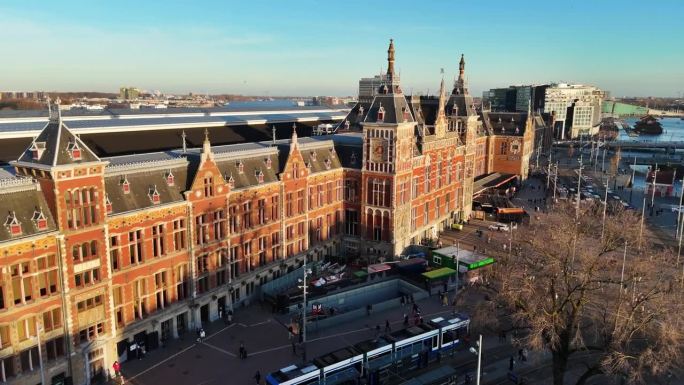 荷兰阿姆斯特丹著名景点鸟瞰图，日落时的阿姆斯特丹中央火车站、阿姆斯特丹中央火车站、阿姆斯特丹市中心和