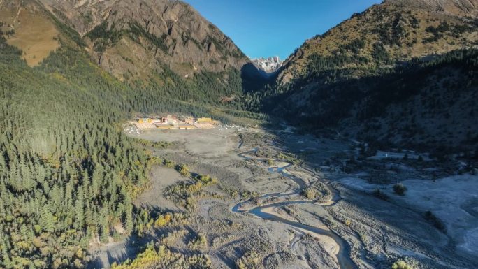 河流和湿地隐藏在山谷中