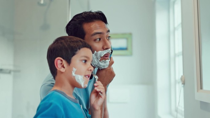 爸爸，男孩和学习剃须在浴室面霜，护肤程序和支持。爸爸、孩子和老师讲洁面、洁须、洁面、洁面、洁面、洁面