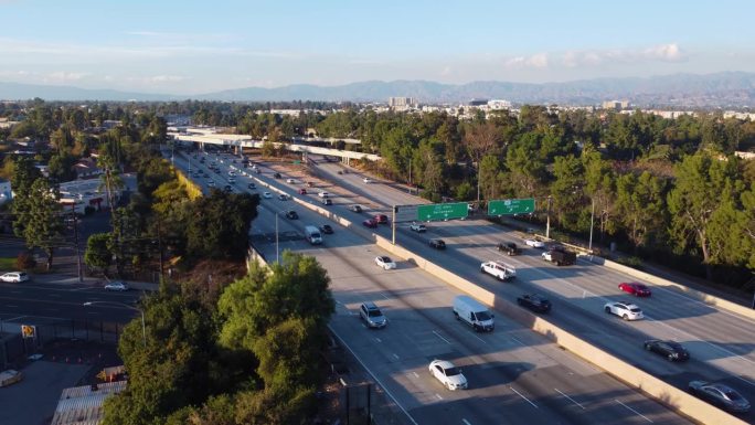 静态无人机拍摄的101号公路在摄影棚城，加利福尼亚。
