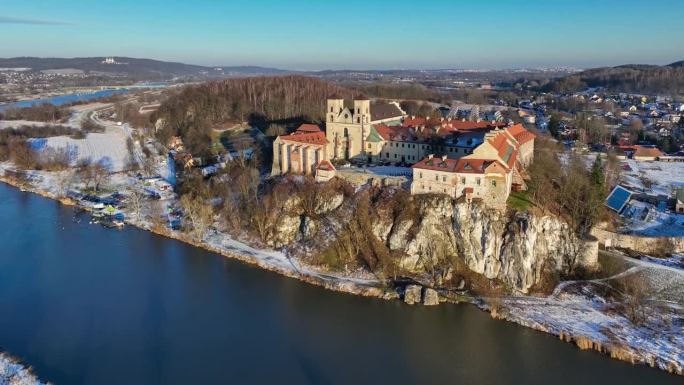 波兰克拉科夫附近泰涅茨的本笃会修道院，冬天的维斯瓦河
