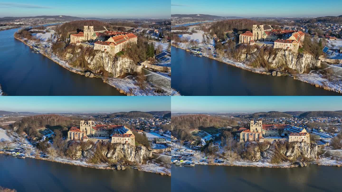 波兰克拉科夫附近泰涅茨的本笃会修道院，冬天的维斯瓦河