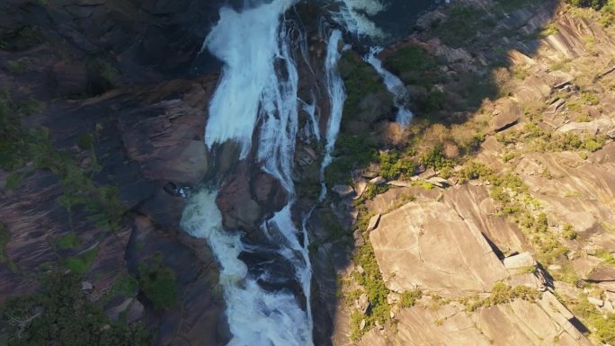 Fervenza do Ezaro -瀑布在西班牙邓布里亚的岩石地形上倾泻而下。空中俯视图