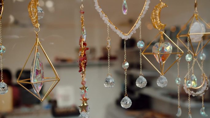 用水晶和明亮的石头装饰的家庭珠宝挂在展示柜里