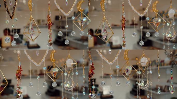 用水晶和明亮的石头装饰的家庭珠宝挂在展示柜里