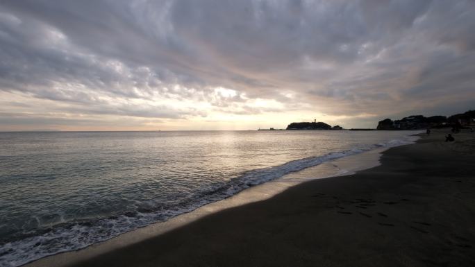 日落时的日本神奈川县的江之岛海岸线，广角