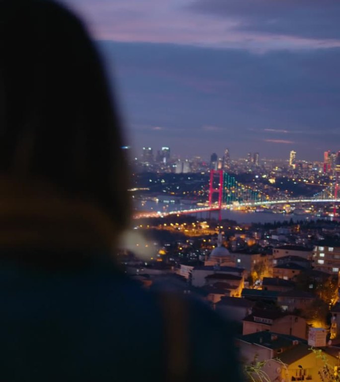 MS在城市的怀抱:在山上看7月15日烈士桥上无法辨认的女人#伊斯坦布尔之夜#城市景观伊斯坦布尔#博斯