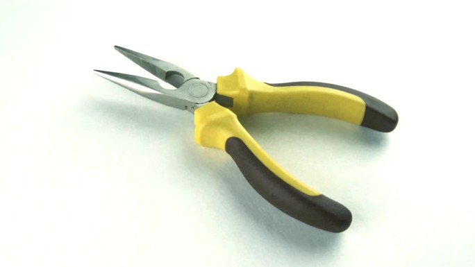 带黄色把手的窄钳。用于建筑工作的手工工具。