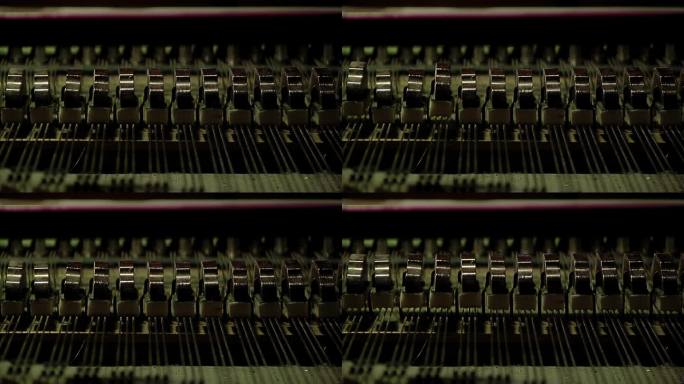 钢琴阻尼器和琴弦，古董钢琴。特写镜头。