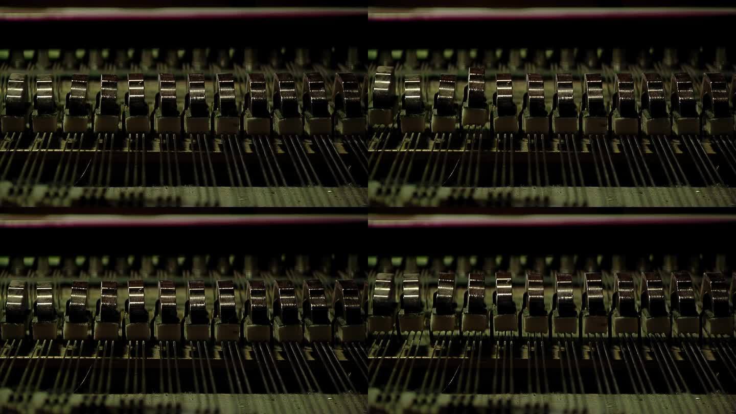 钢琴阻尼器和琴弦，古董钢琴。特写镜头。