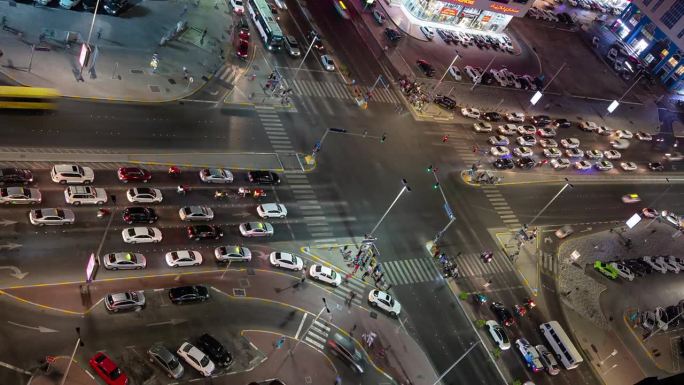 夜晚照亮阿布扎比城市交通街道十字路口屋顶全景4k延时阿联酋