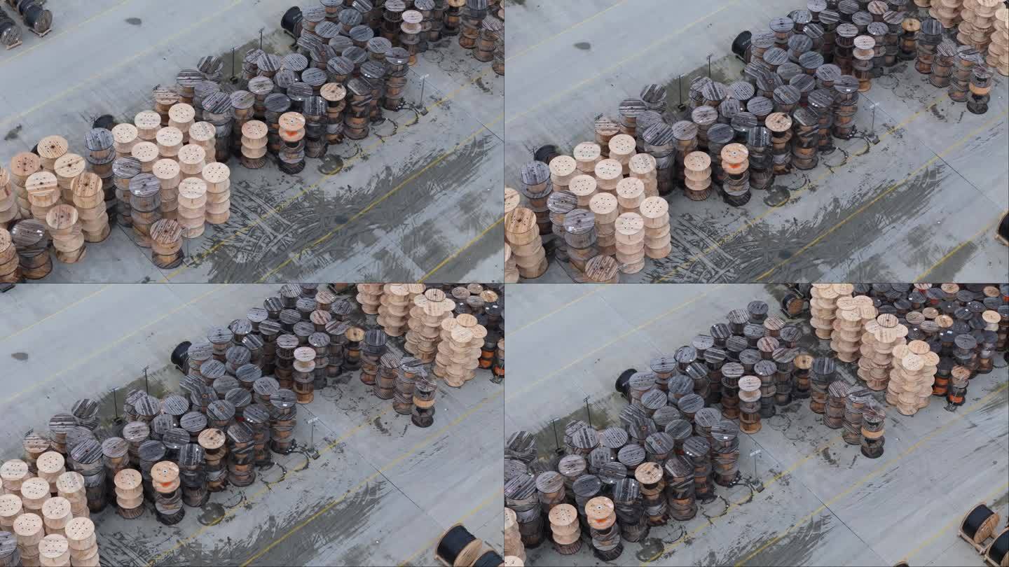 鸟瞰图的一个仓库，木电缆桶排列成行。无人机在阴天拍摄的。