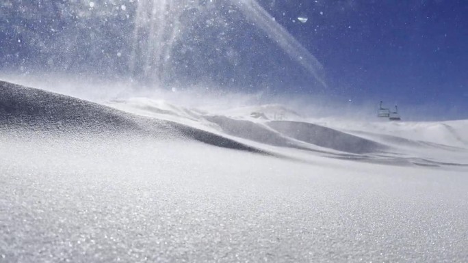 暴风雪吹在雪山与阳光，4K视频