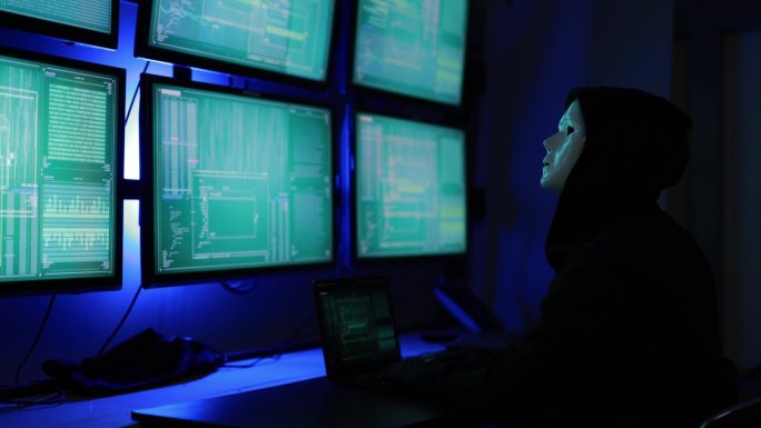 服务器室入侵:危险的未被识别的黑客从事网络犯罪活动闯入政府数据服务器和感染他们的系统与病毒和数字恶作