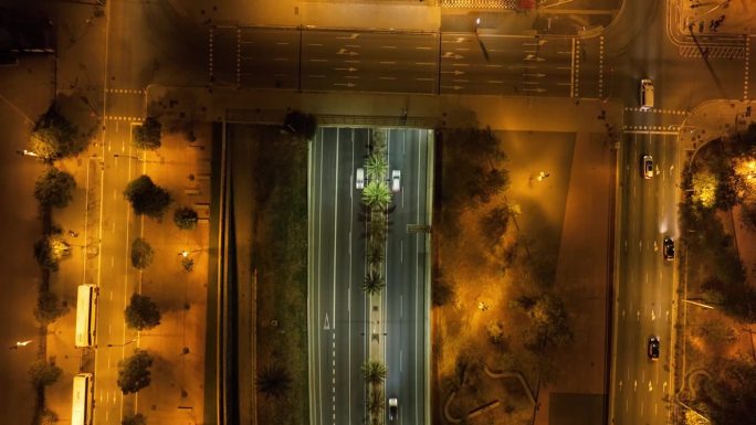 夜晚照亮巴塞罗那城市交通海湾道路空中俯视全景4k西班牙