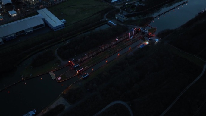 盖尔申基兴(Gelschenkirchen)市夜间内河航运的水闸。无人机鸟瞰图。