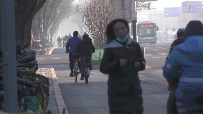 冬天打拼骑电动车外卖城市早上交通人文城市