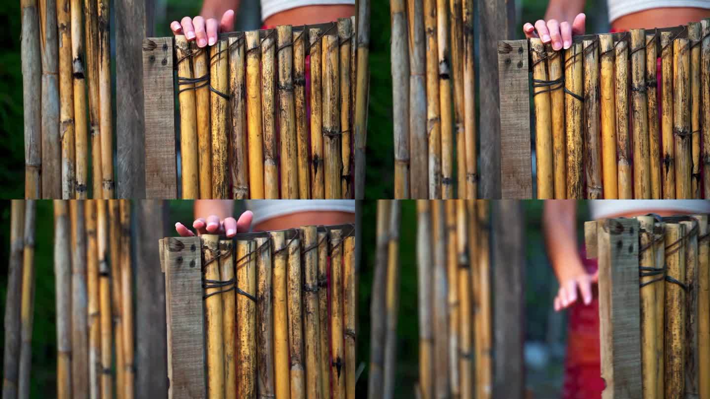 危地马拉，阿蒂特兰湖，一名妇女的手缓缓打开了一扇竹木门。缓慢的运动。