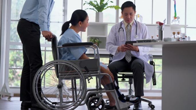 坐轮椅的腿伤病人来看医生。