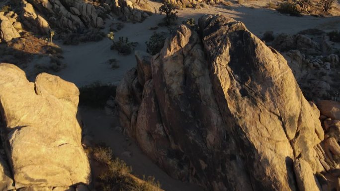 无人机飞过沙漠中的巨石