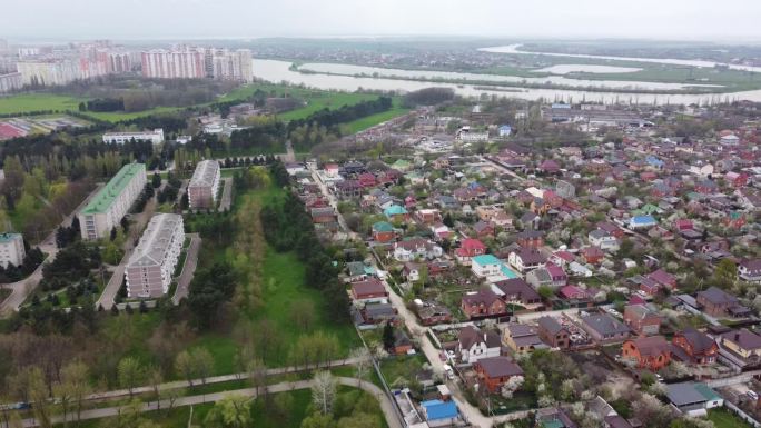 克拉斯诺达尔，俄罗斯- 2021年4月24日:从鸟瞰农业大学的植物园公园和住宅楼。4 k。