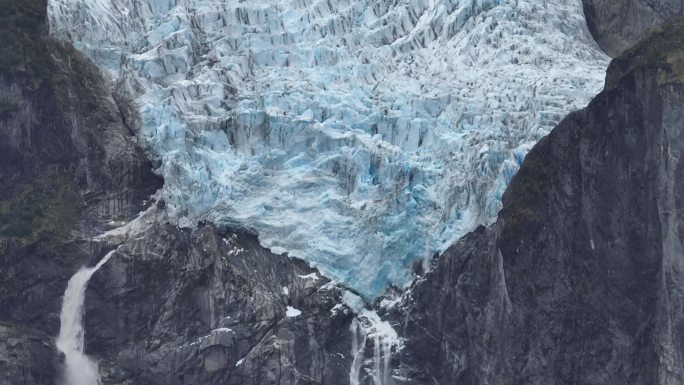 巴塔哥尼亚科尔甘特冰川的冰崩解