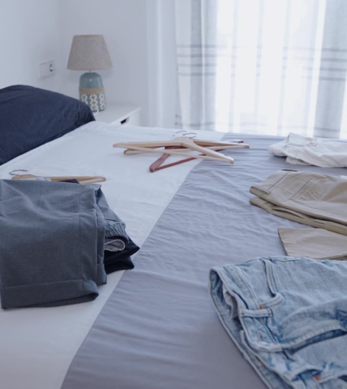 床:卧室里的床，上面放着各种各样的衣服