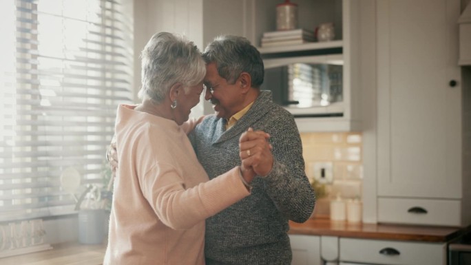 退休，家庭和老年夫妇在家里跳舞和爱，厨房或客厅照顾和支持在一起。幸福，老人与自由共舞，婚姻和平幸福