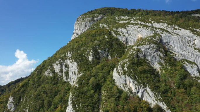 在欧洲，法国，阿尔卑斯山，伊泽尔，在夏天，在一个阳光明媚的日子里，一个巨大的岩石。
