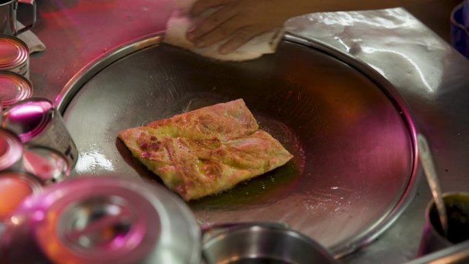 在泰国街头烹饪泰国烤肉，在泰国街头品尝美食