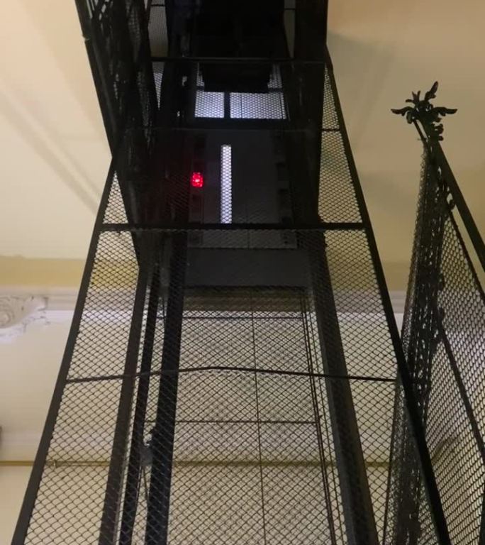 电梯舱在楼层之间下降