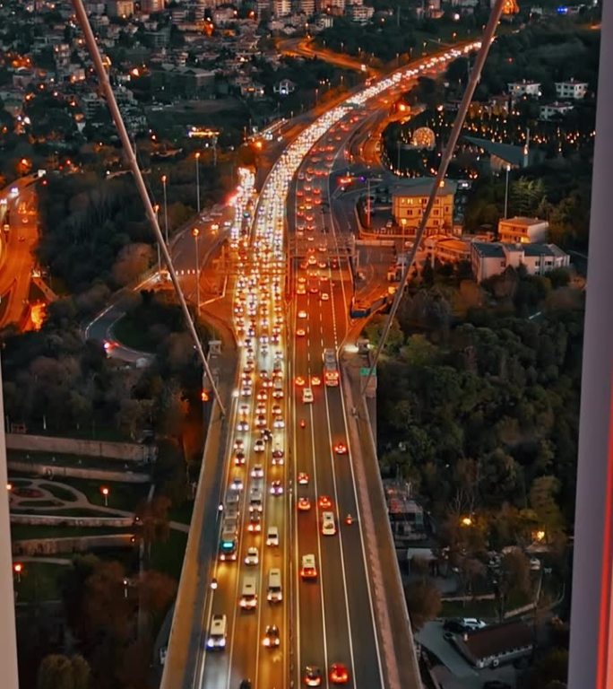 黄昏时亚洲一侧的航拍博斯普鲁斯大桥:无人机拍摄7月15日烈士大桥，#TemmuzŞehitlerKö