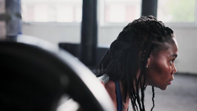 举重，健身和黑人妇女在健身房进行健美训练，高强度的锻炼和锻炼。严肃、运动人士用杠铃器材进行健身、力量