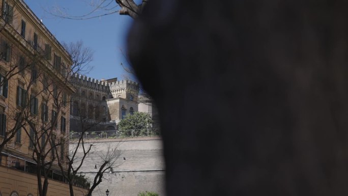 在意大利罗马，梵蒂冈城和梵蒂冈博物馆周围的巨大城墙上拍摄罗马场景