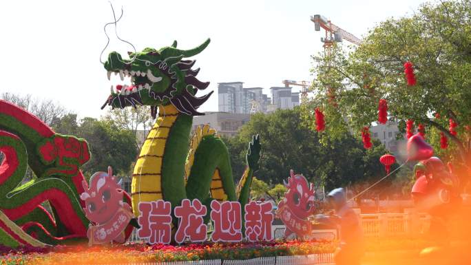 龙年传统文化春节味新素材实拍过街道装饰