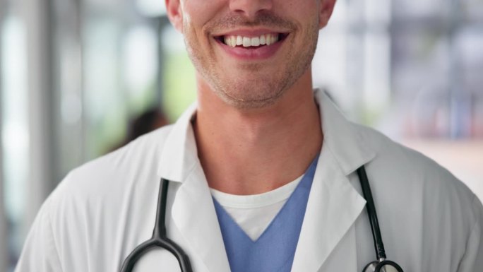 微笑，医疗保健和医生的嘴在医院咨询，医疗和专业。快乐，牙齿和药物，诊所的人的特写，为健康，事业和保险