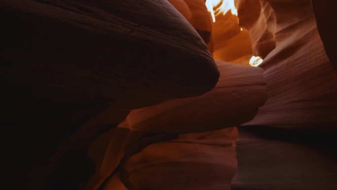 羚羊峡谷在亚利桑那州，美丽的自然沙漠。光滑的波浪形红色砂岩墙。