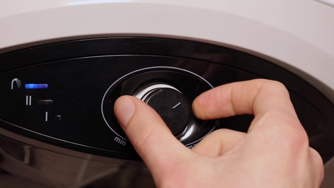 用于热水加热的电锅炉控制面板。近景。转最小经济模式。