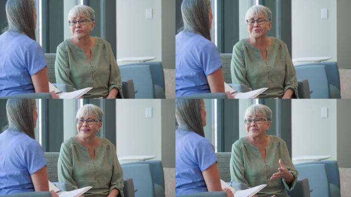 老年妇女与细心的女性保健专业人员交谈