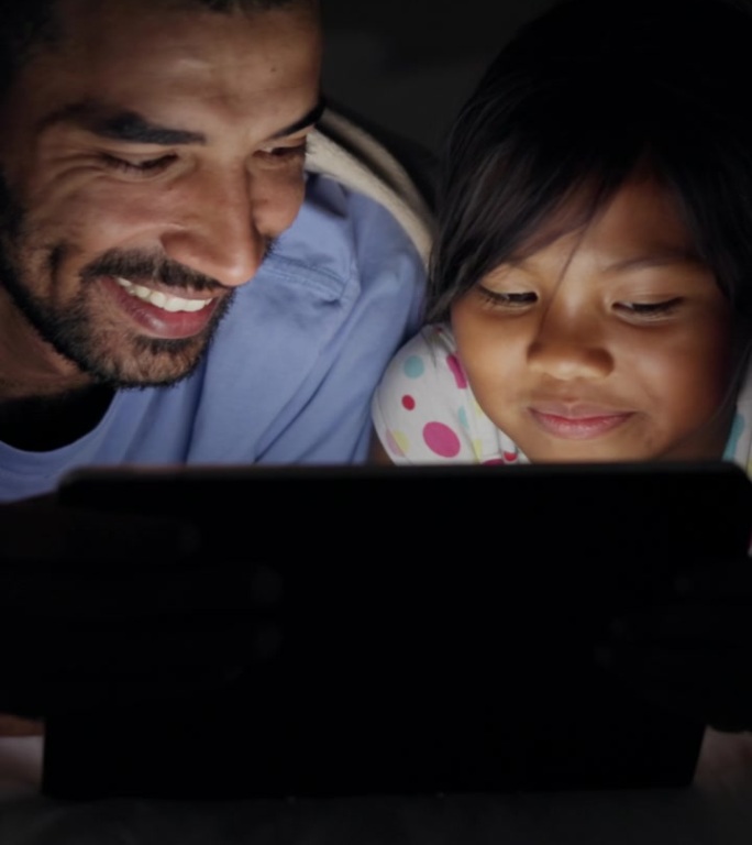 微笑，父亲和孩子在家里的平板电脑上，学习或谈话的家庭纽带在一起。快乐的爸爸，孩子和数字技术在卧室的应