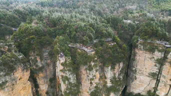 游客在中国张家界哈利路亚山的灵感景观中漫步