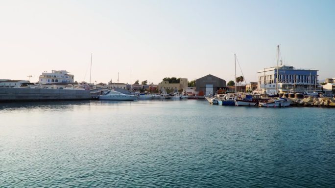 塞浦路斯利马索尔老城和海港的风景