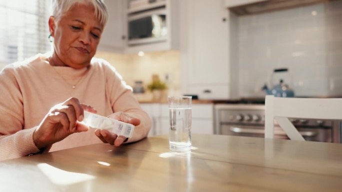 老妇人在厨房里有药片，健康或生病的保健品，家里有水和日常用品。退休，用医药保健治疗，容器药品和维生素