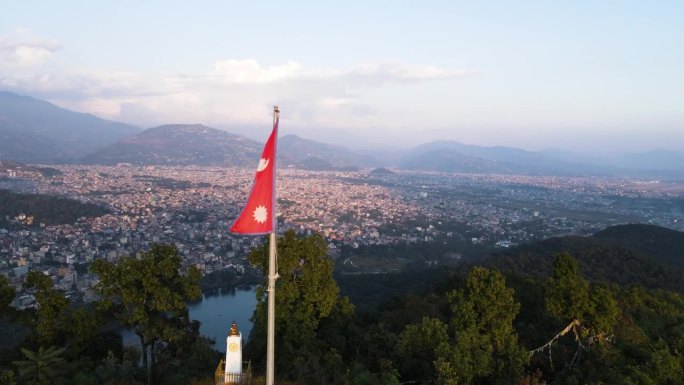 早晨的风景在山的观点与波卡拉旗俯瞰菲瓦湖和波卡拉市在尼泊尔。空中拍摄