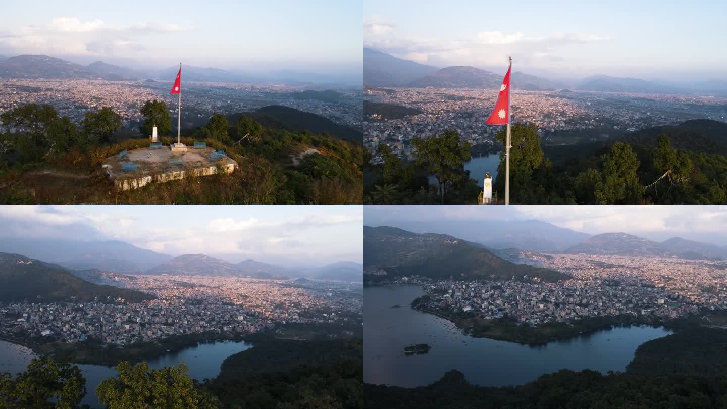 早晨的风景在山的观点与波卡拉旗俯瞰菲瓦湖和波卡拉市在尼泊尔。空中拍摄