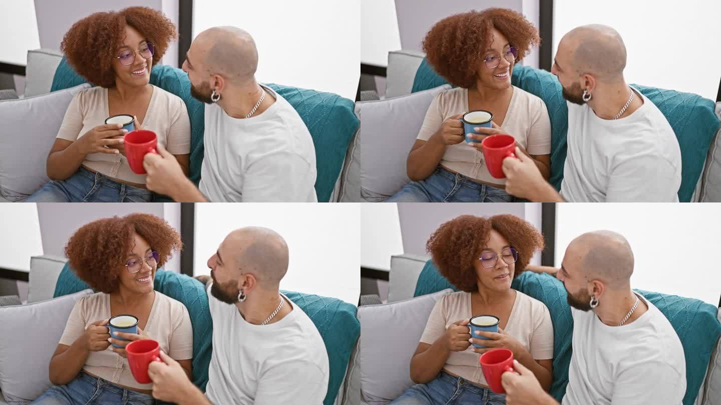 可爱的跨种族夫妇享受着早晨的咖啡，在他们客厅的家庭氛围中自信地聊天，微笑着闪烁着幸福的光芒。