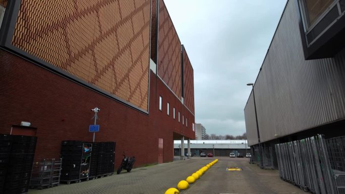 阿姆斯特丹北部的红色砖石仓库和灰色临时仓库的外观