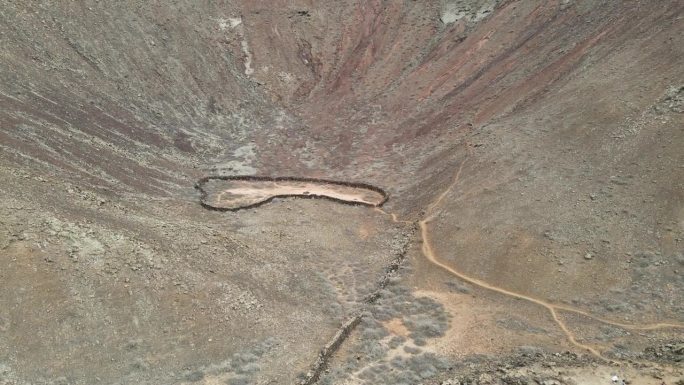 鸟瞰图从火山德巴约火山口，富埃特文图拉岩石火山盆地内部
